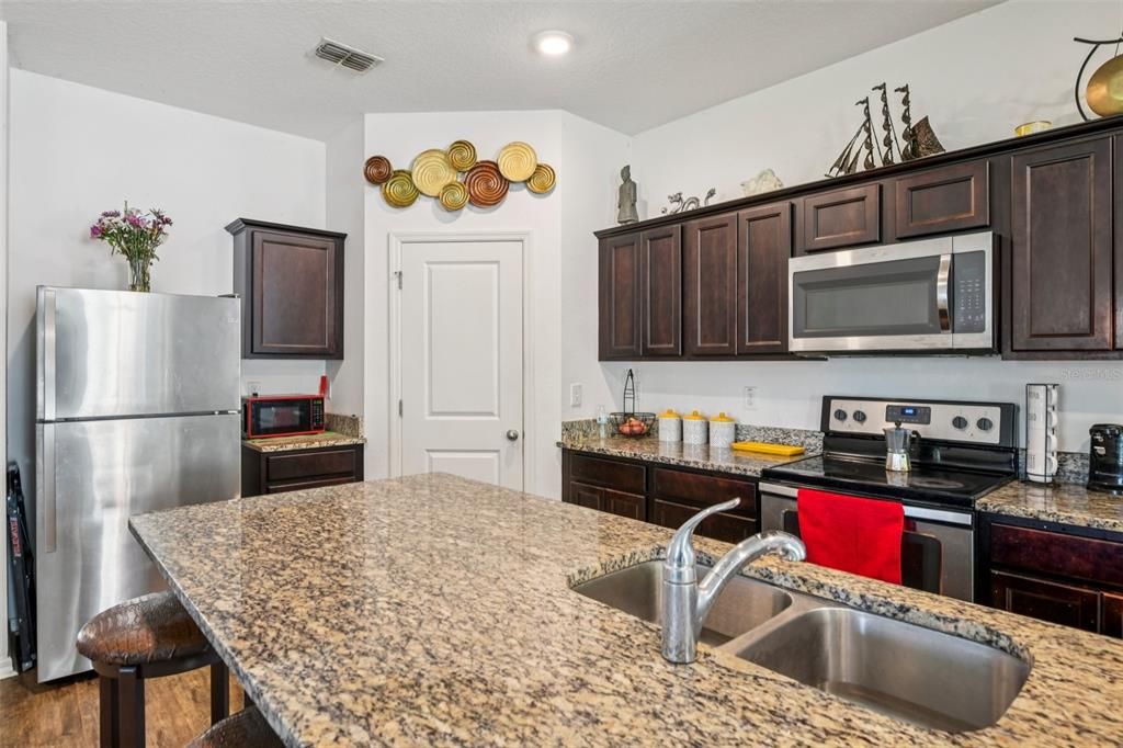 待售: $435,000 (4 贝兹, 2 浴室, 1926 平方英尺)