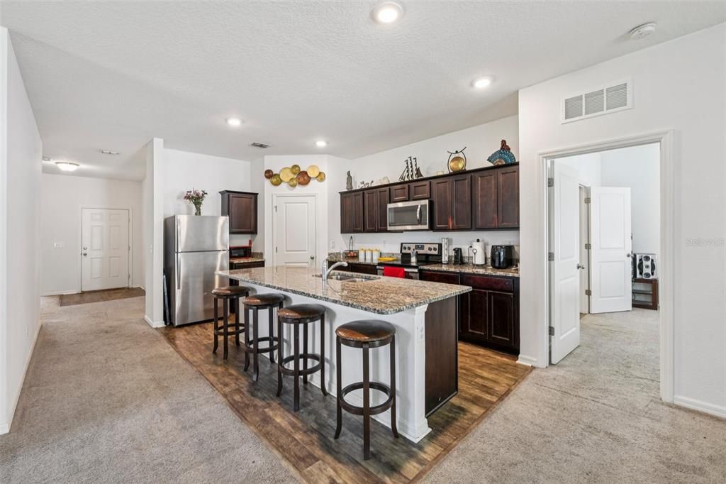 待售: $435,000 (4 贝兹, 2 浴室, 1926 平方英尺)