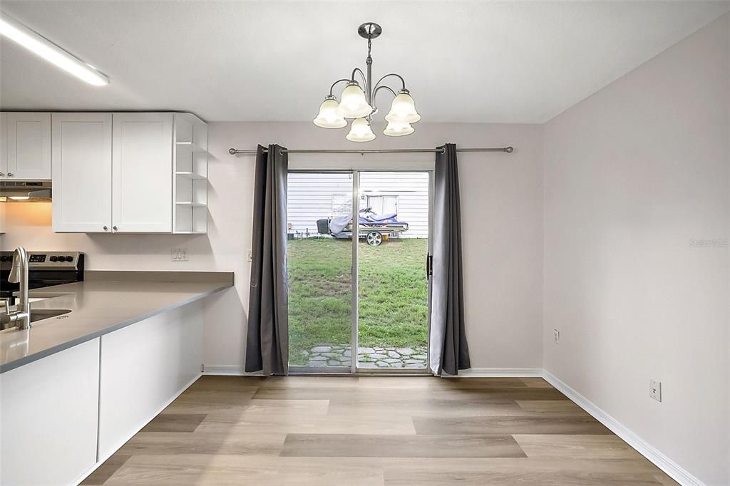 На продажу: $210,000 (2 спален, 2 ванн, 1045 Квадратных фут)