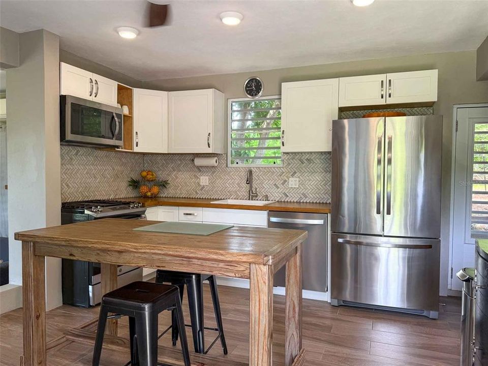 For Sale: $1,350,000 (15 beds, 12 baths, 8500 Square Feet)