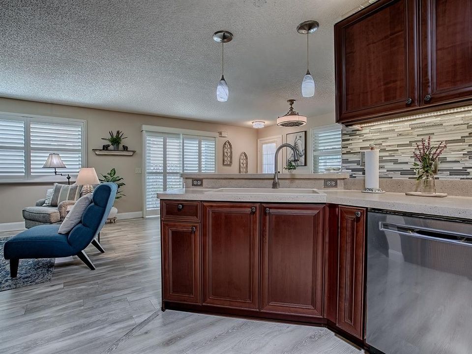 Active With Contract: $279,000 (2 beds, 2 baths, 1168 Square Feet)