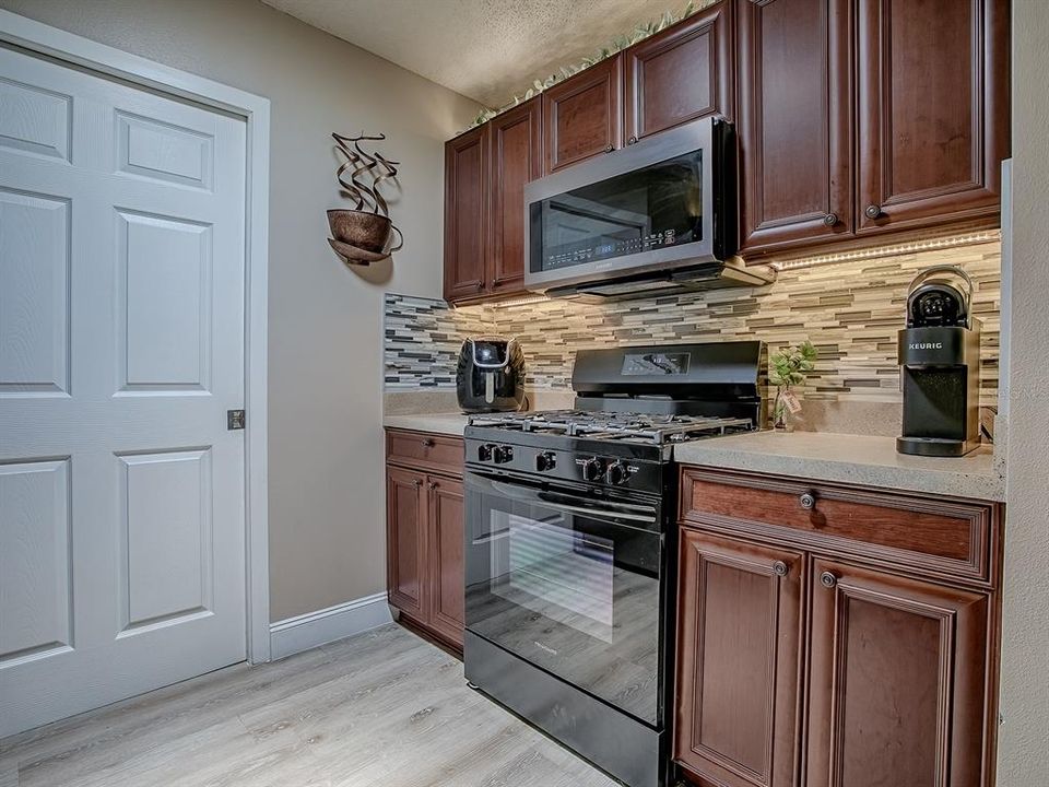 Active With Contract: $279,000 (2 beds, 2 baths, 1168 Square Feet)