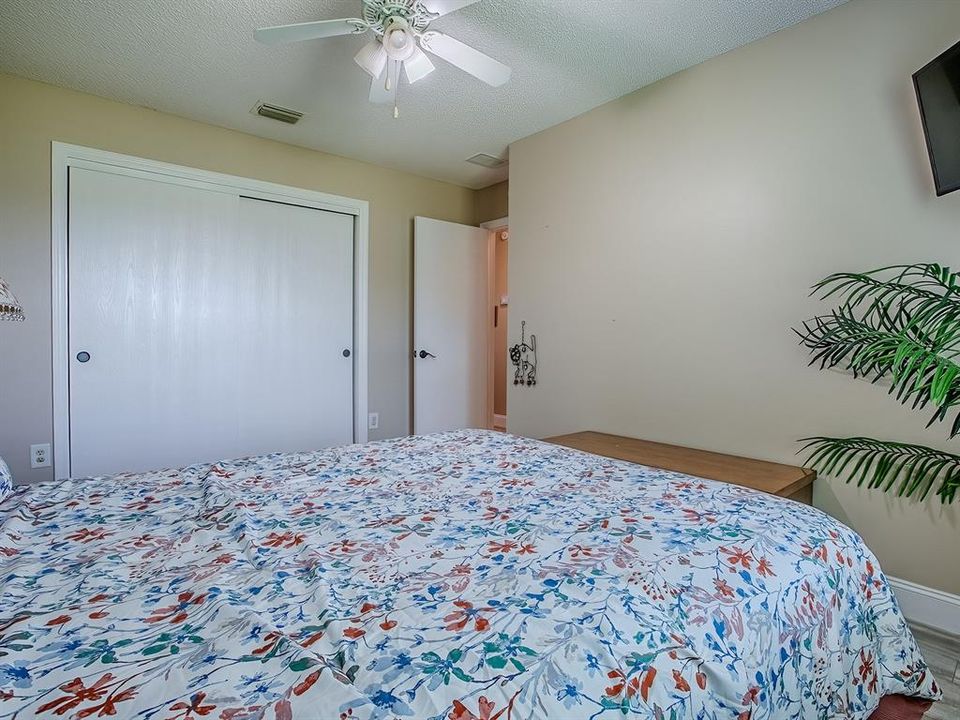 Active With Contract: $279,000 (2 beds, 2 baths, 1168 Square Feet)