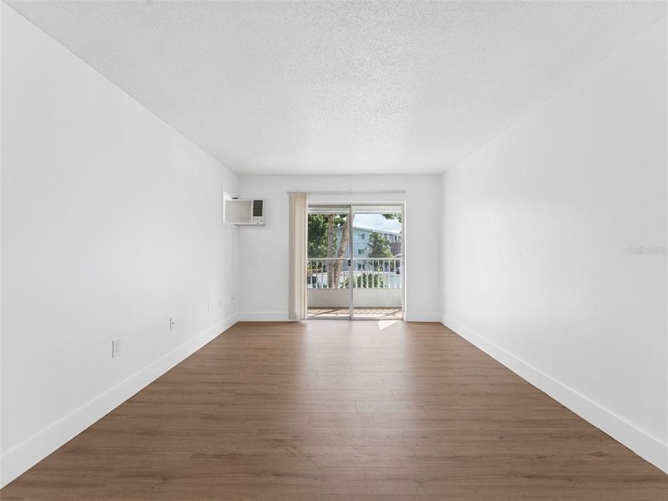 Под контрактом: $83,000 (1 спален, 1 ванн, 576 Квадратных фут)