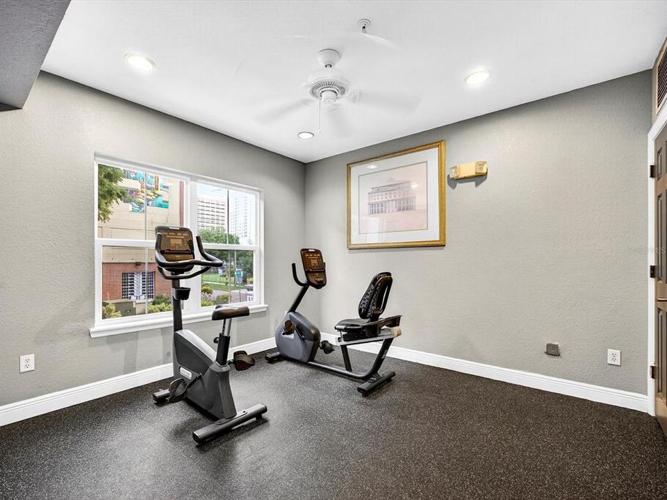 For Sale: $175,000 (1 beds, 1 baths, 667 Square Feet)