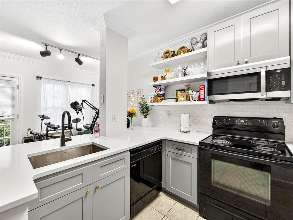 For Sale: $175,000 (1 beds, 1 baths, 667 Square Feet)