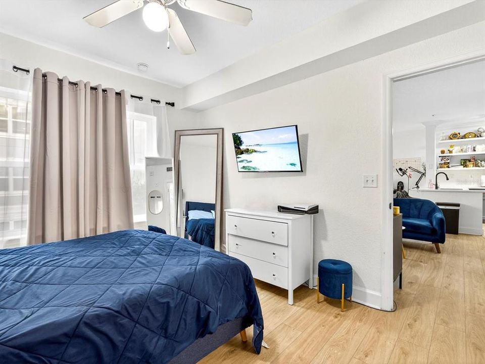 For Sale: $175,000 (1 beds, 1 baths, 667 Square Feet)