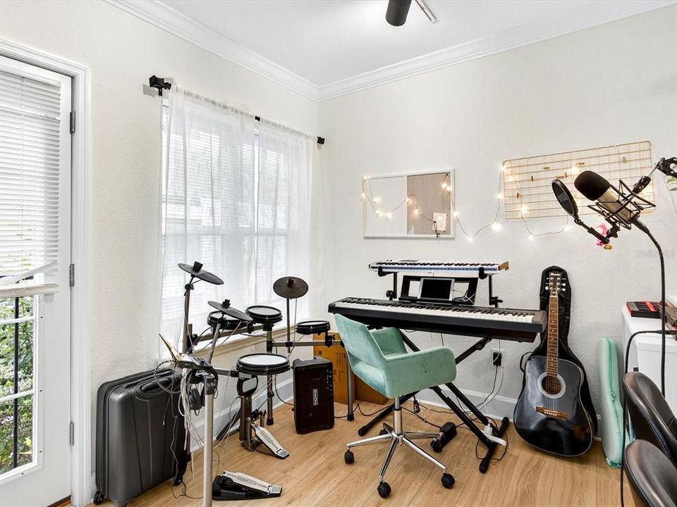 For Sale: $175,000 (1 beds, 1 baths, 667 Square Feet)