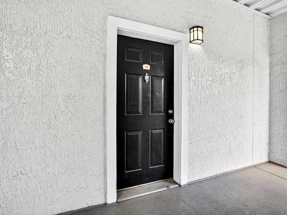 For Sale: $175,000 (1 beds, 1 baths, 667 Square Feet)