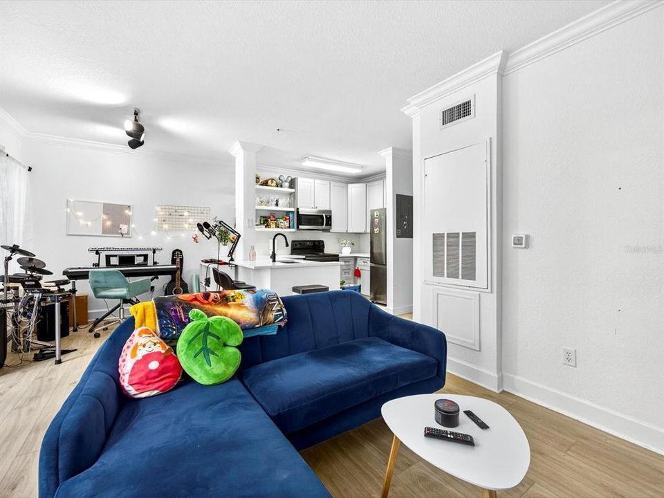 For Sale: $175,000 (1 beds, 1 baths, 667 Square Feet)