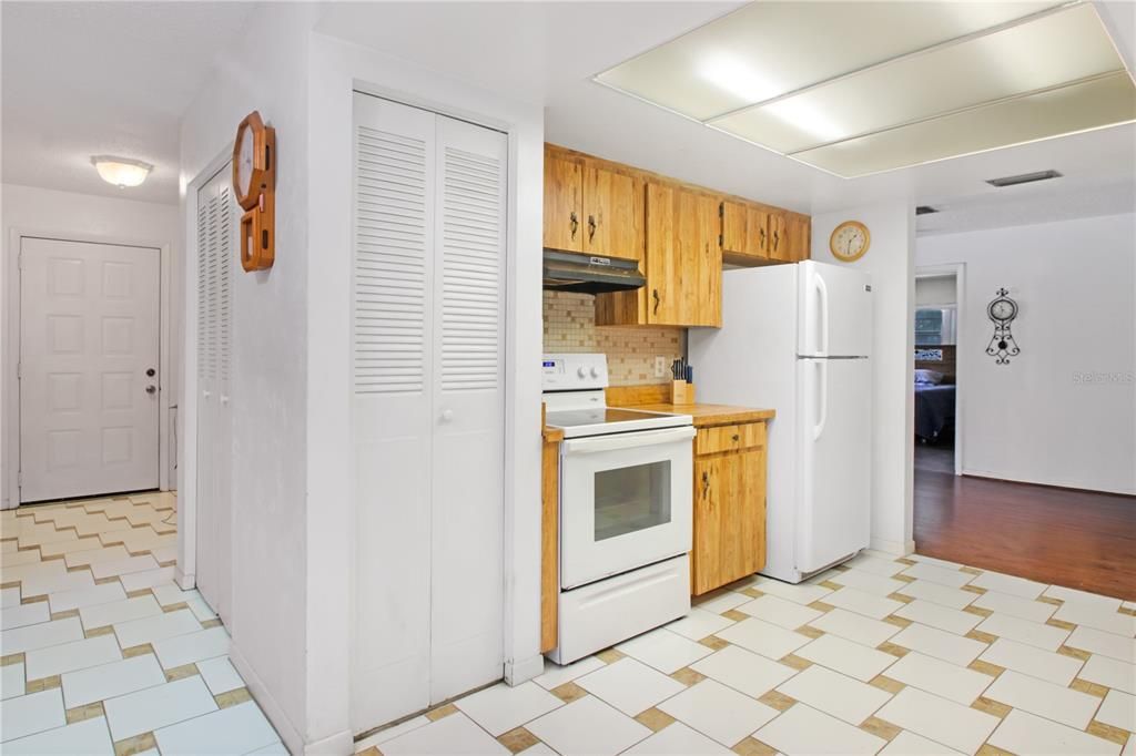 На продажу: $280,000 (2 спален, 2 ванн, 1205 Квадратных фут)