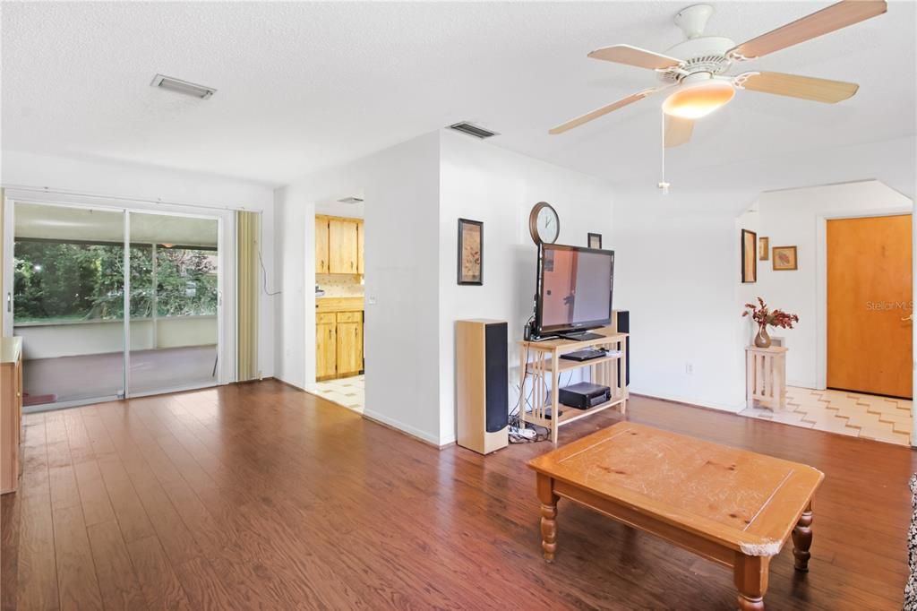 На продажу: $280,000 (2 спален, 2 ванн, 1205 Квадратных фут)