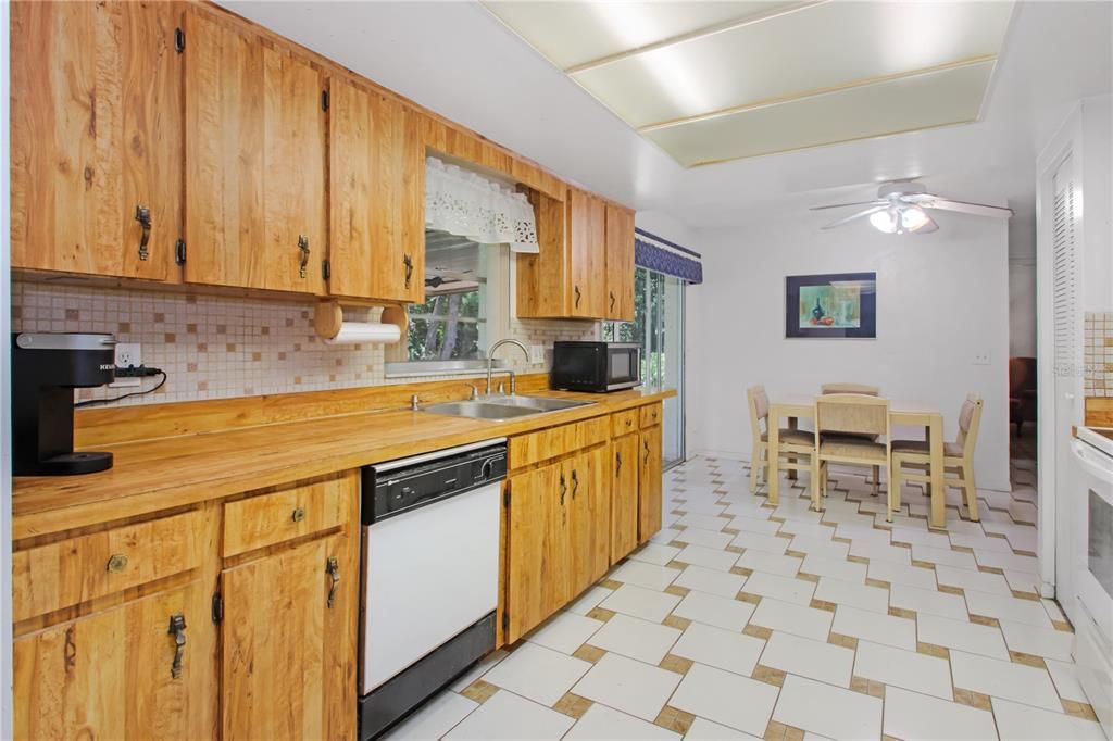 На продажу: $280,000 (2 спален, 2 ванн, 1205 Квадратных фут)