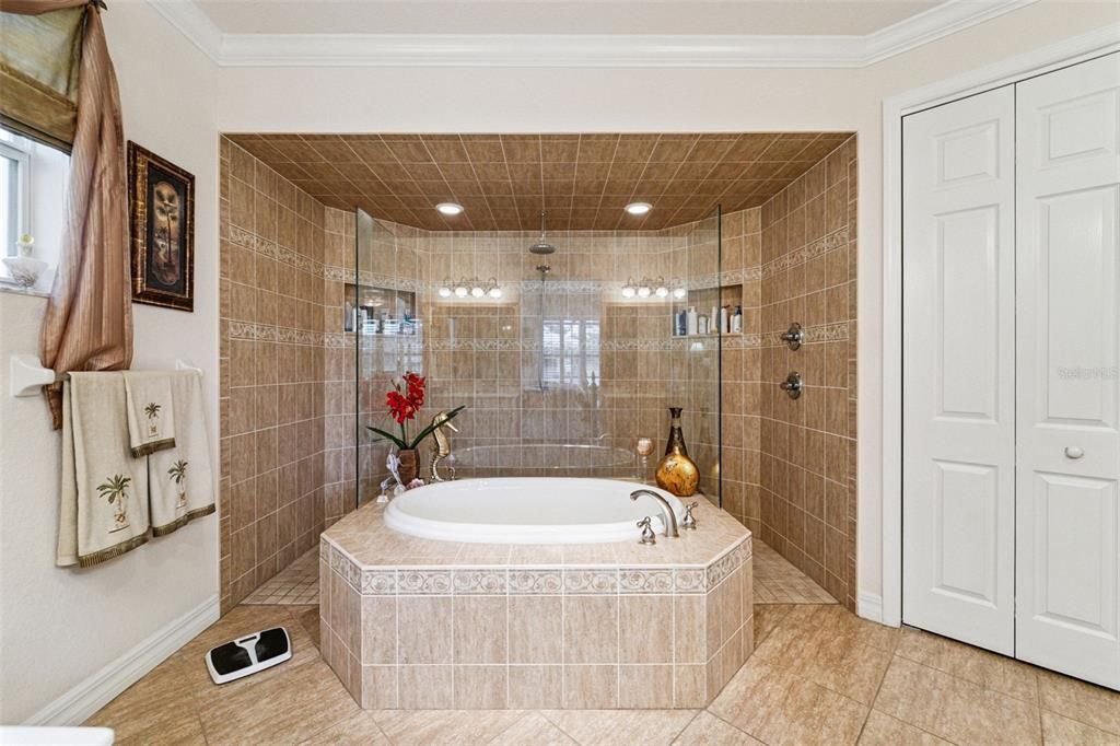 Activo con contrato: $474,900 (3 camas, 2 baños, 2307 Pies cuadrados)