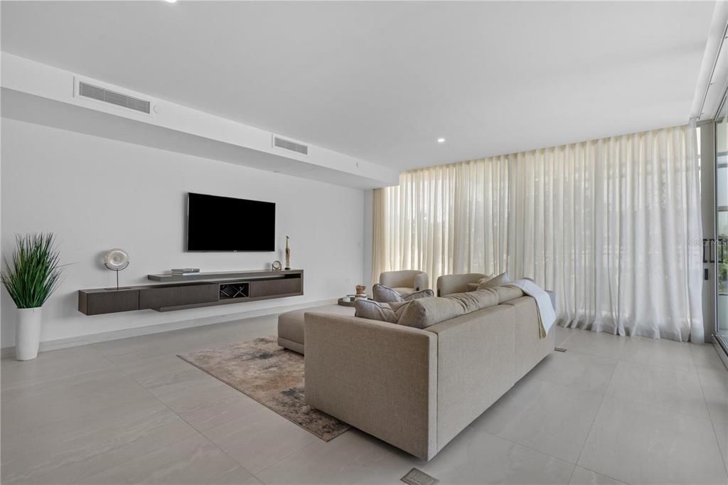 For Sale: $2,495,000 (3 beds, 3 baths, 2740 Square Feet)