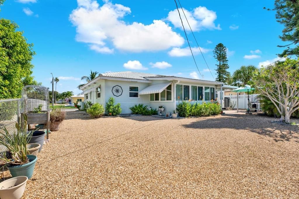 For Sale: $450,000 (2 beds, 1 baths, 942 Square Feet)