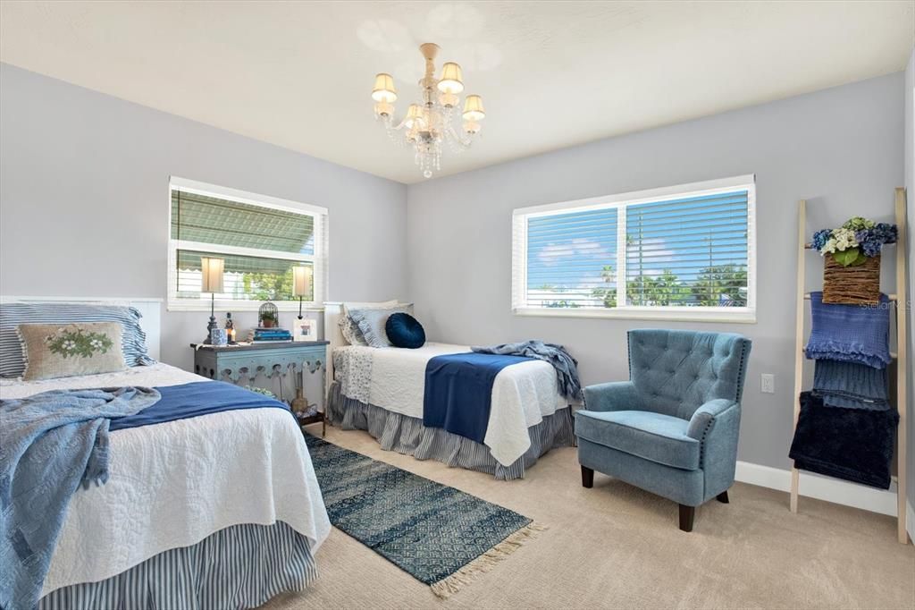 For Sale: $450,000 (2 beds, 1 baths, 942 Square Feet)