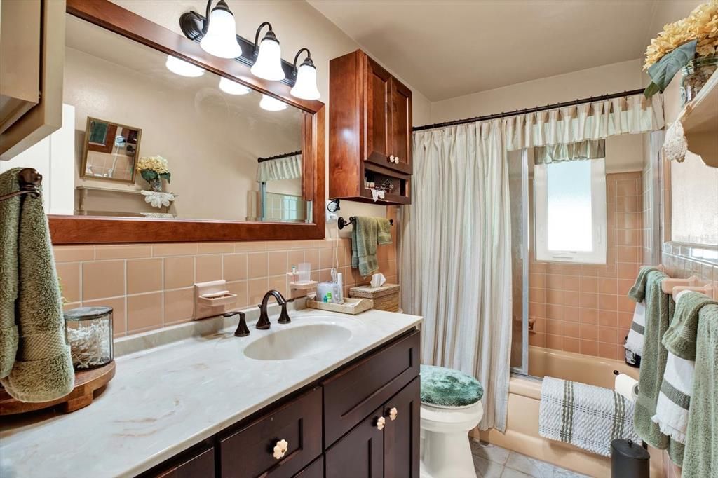 For Sale: $450,000 (2 beds, 1 baths, 942 Square Feet)