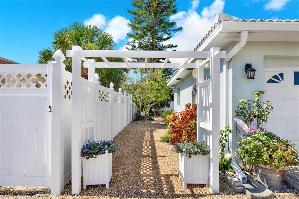 For Sale: $450,000 (2 beds, 1 baths, 942 Square Feet)