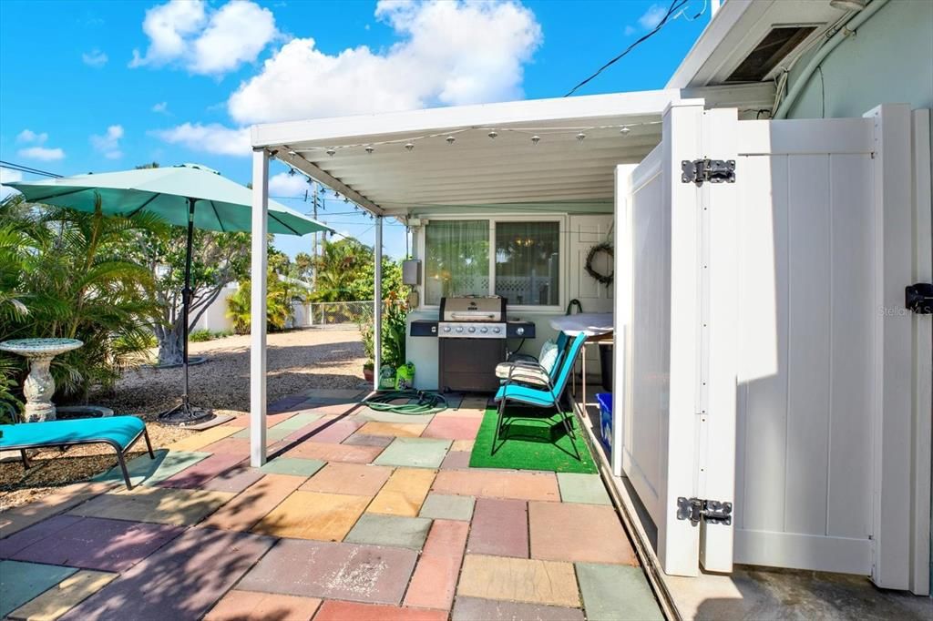 For Sale: $450,000 (2 beds, 1 baths, 942 Square Feet)