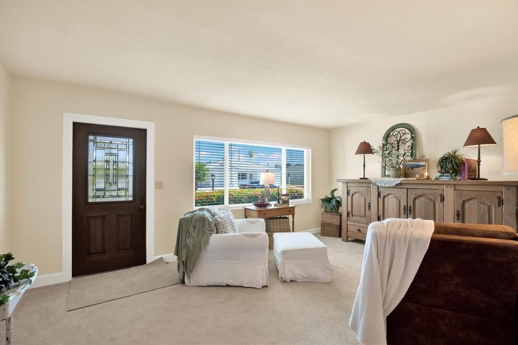 For Sale: $450,000 (2 beds, 1 baths, 942 Square Feet)