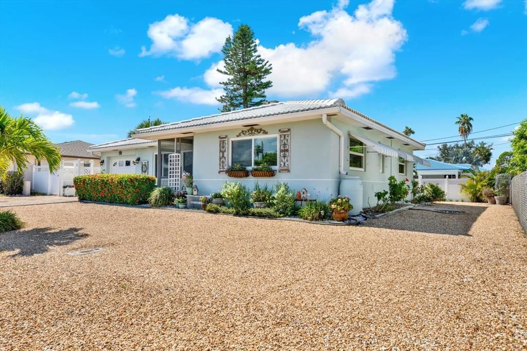 For Sale: $450,000 (2 beds, 1 baths, 942 Square Feet)