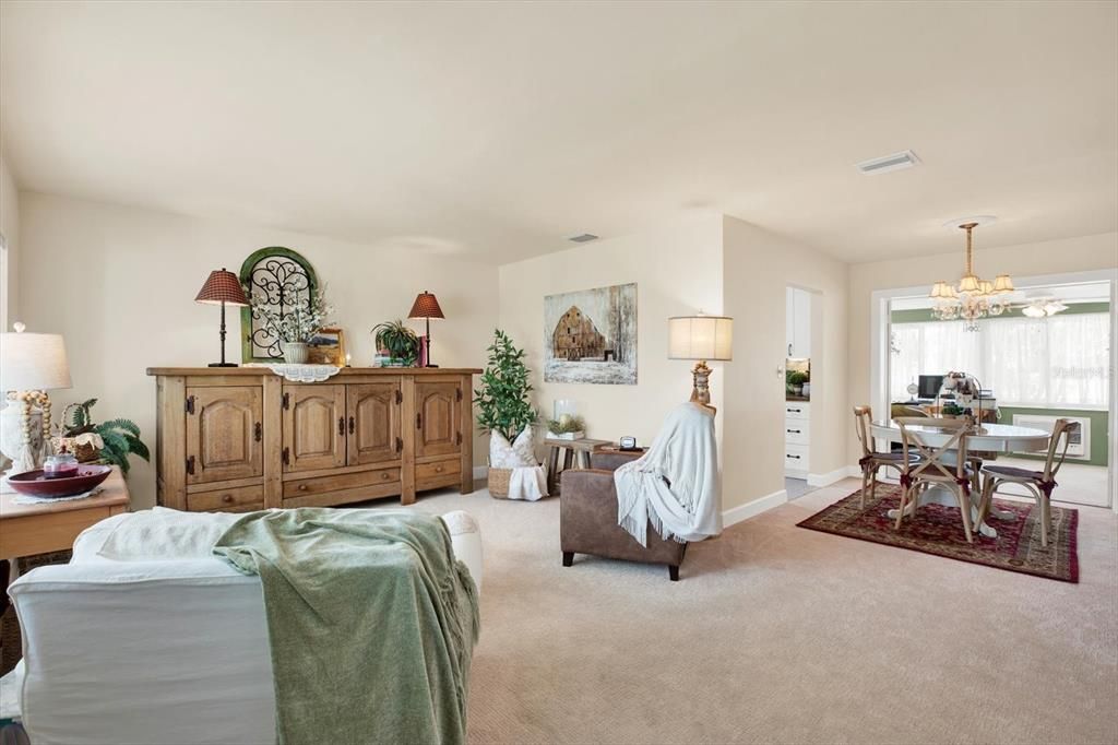 For Sale: $450,000 (2 beds, 1 baths, 942 Square Feet)