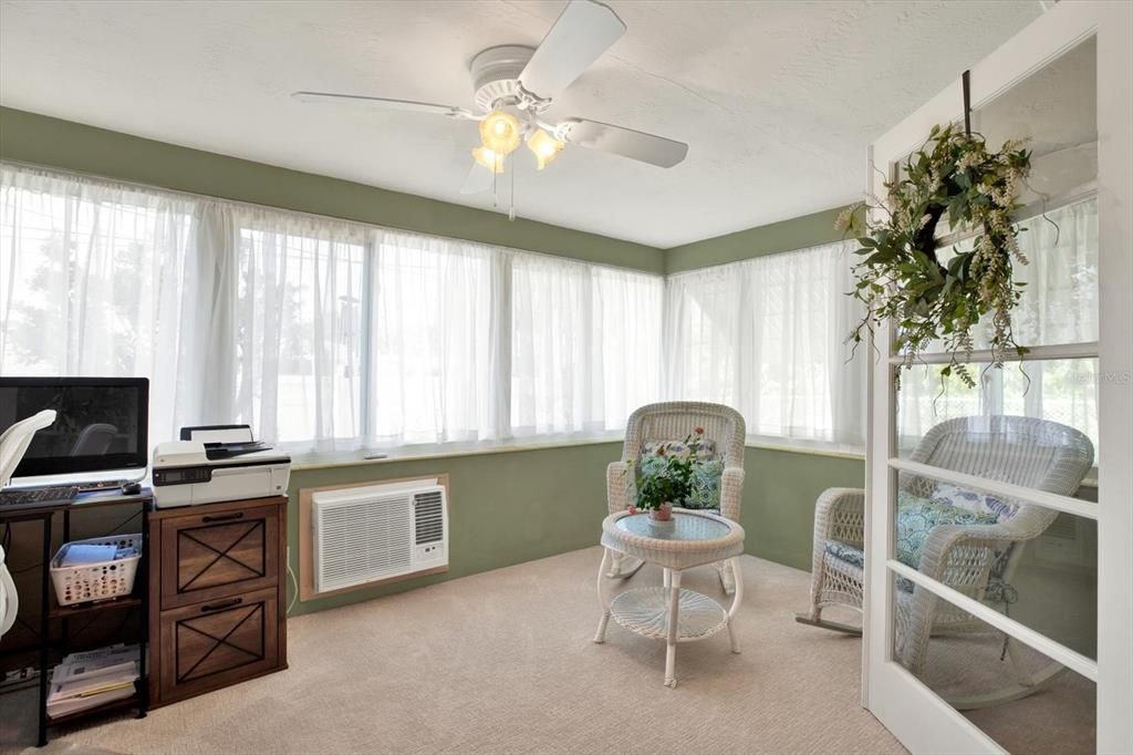 For Sale: $450,000 (2 beds, 1 baths, 942 Square Feet)