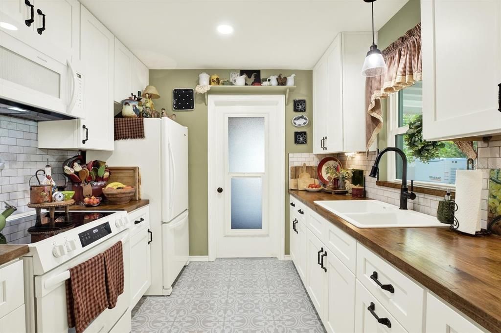 For Sale: $450,000 (2 beds, 1 baths, 942 Square Feet)