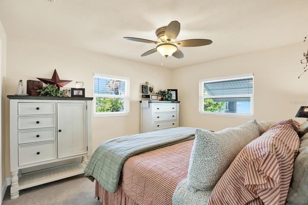 For Sale: $450,000 (2 beds, 1 baths, 942 Square Feet)