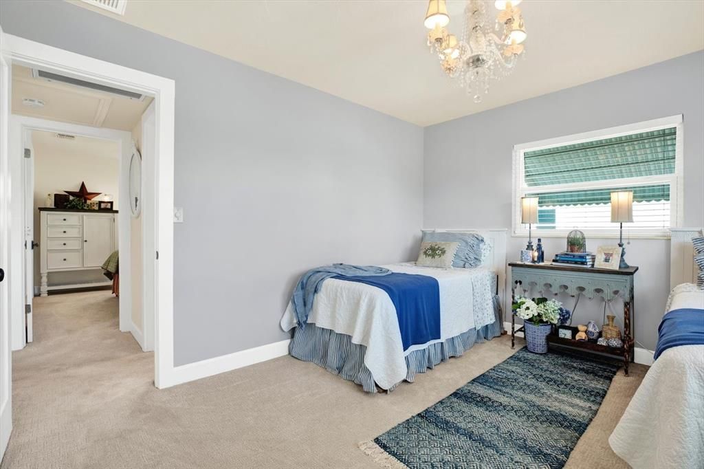 For Sale: $450,000 (2 beds, 1 baths, 942 Square Feet)