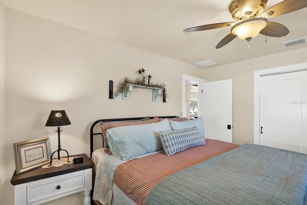 For Sale: $450,000 (2 beds, 1 baths, 942 Square Feet)