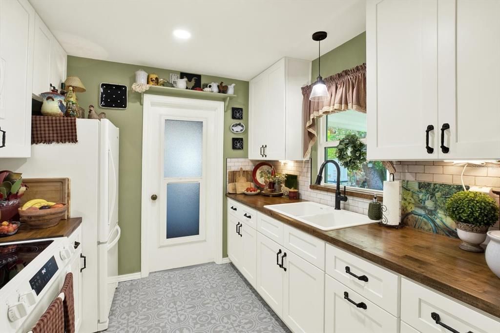 For Sale: $450,000 (2 beds, 1 baths, 942 Square Feet)