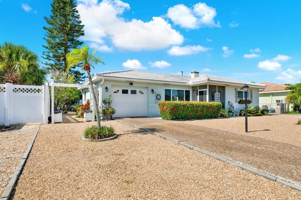 For Sale: $450,000 (2 beds, 1 baths, 942 Square Feet)