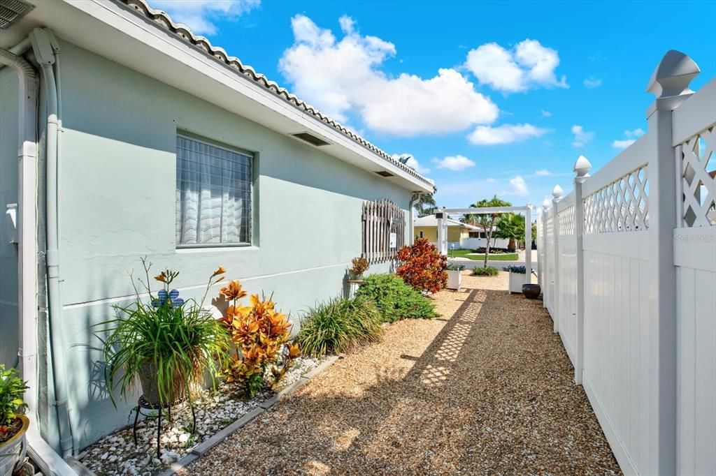 For Sale: $450,000 (2 beds, 1 baths, 942 Square Feet)