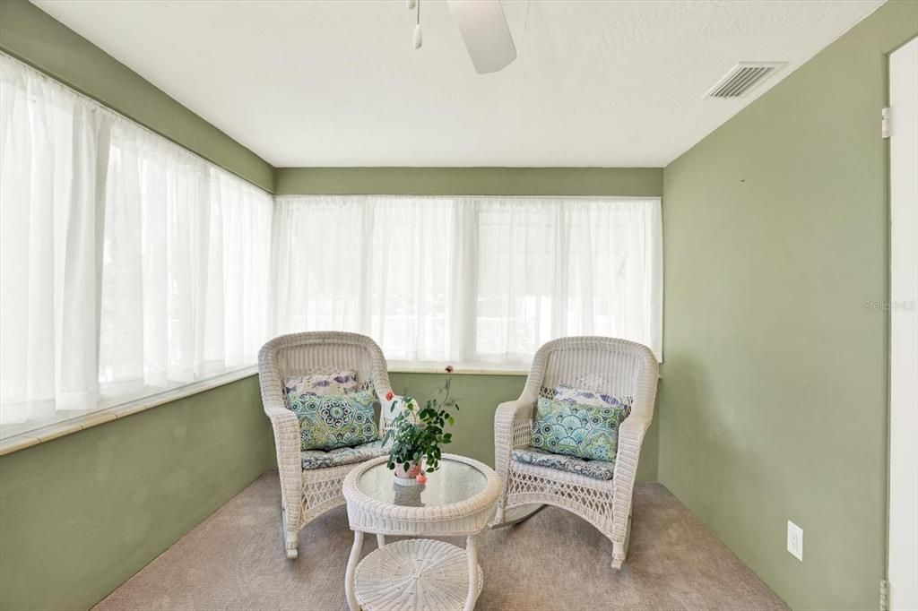 For Sale: $450,000 (2 beds, 1 baths, 942 Square Feet)