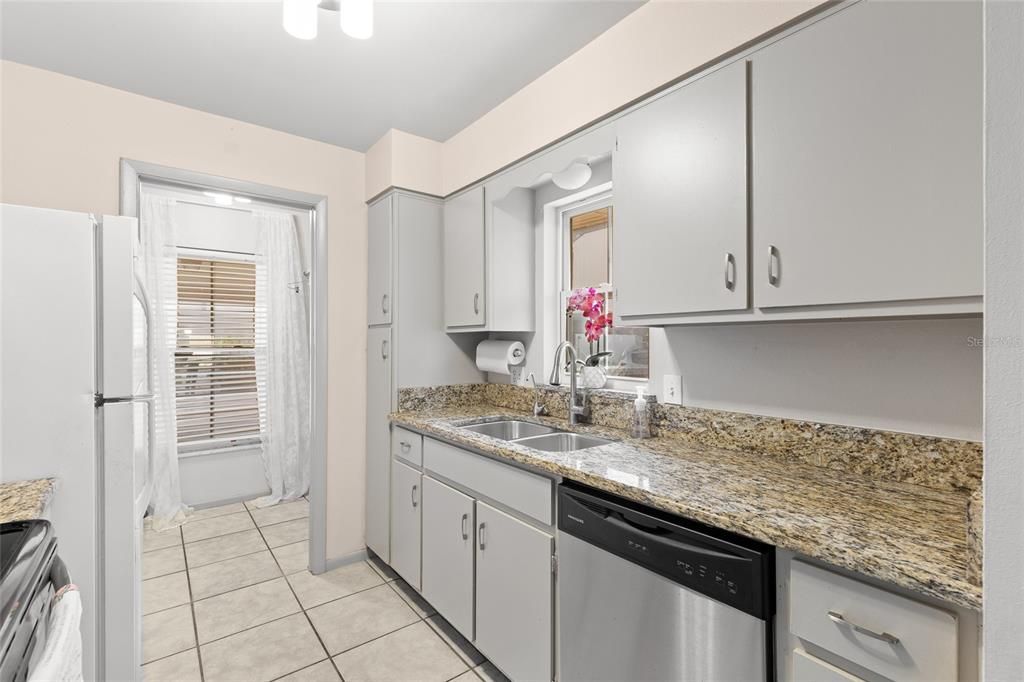 合同活跃: $195,000 (2 贝兹, 2 浴室, 1097 平方英尺)