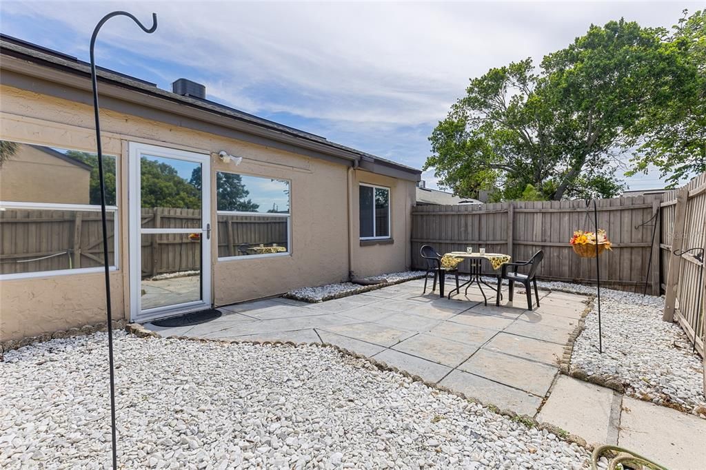 合同活跃: $195,000 (2 贝兹, 2 浴室, 1097 平方英尺)