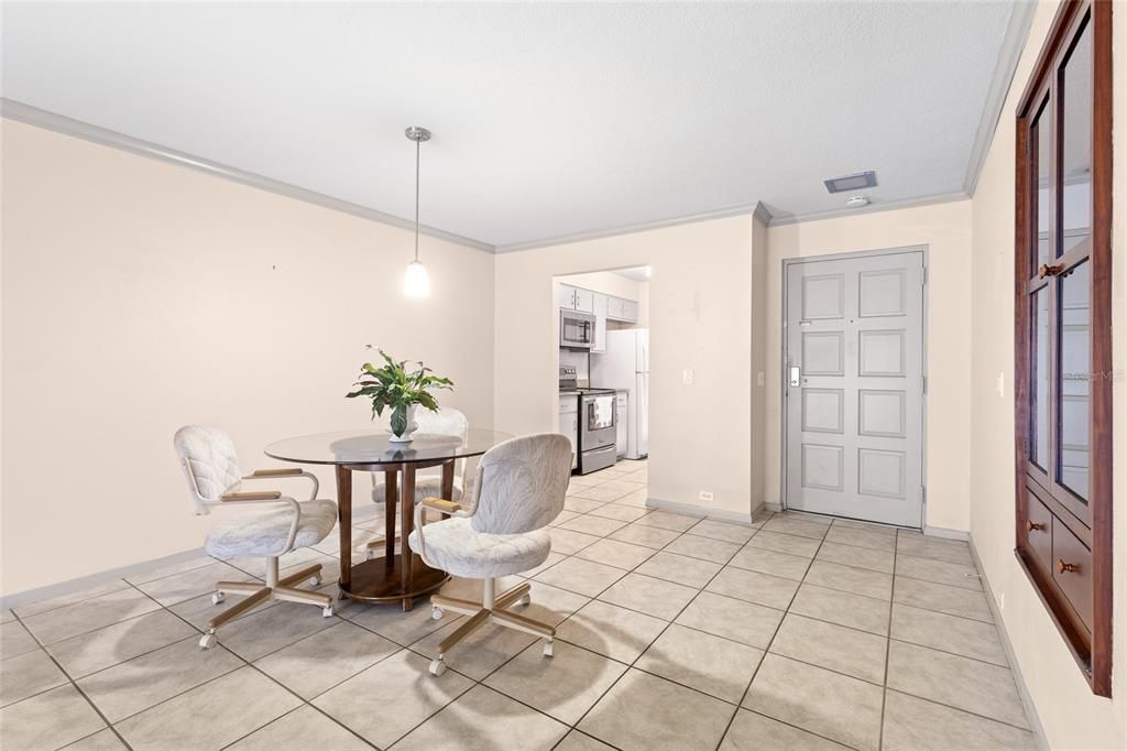 合同活跃: $195,000 (2 贝兹, 2 浴室, 1097 平方英尺)