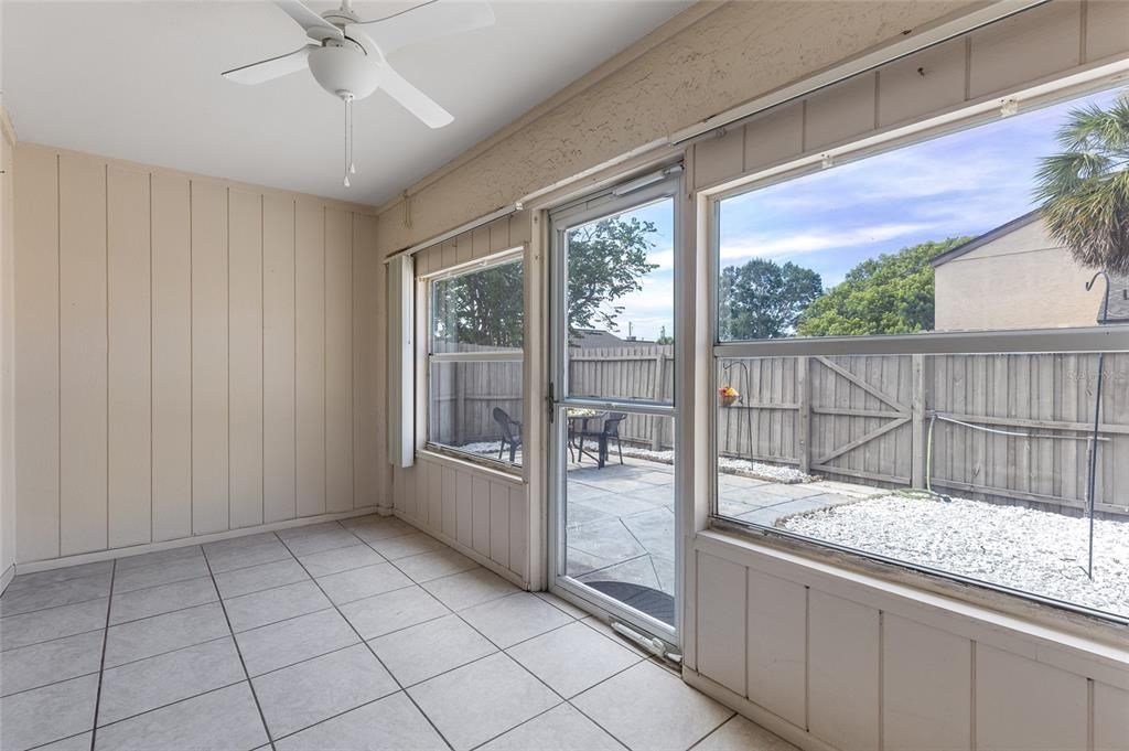 合同活跃: $195,000 (2 贝兹, 2 浴室, 1097 平方英尺)