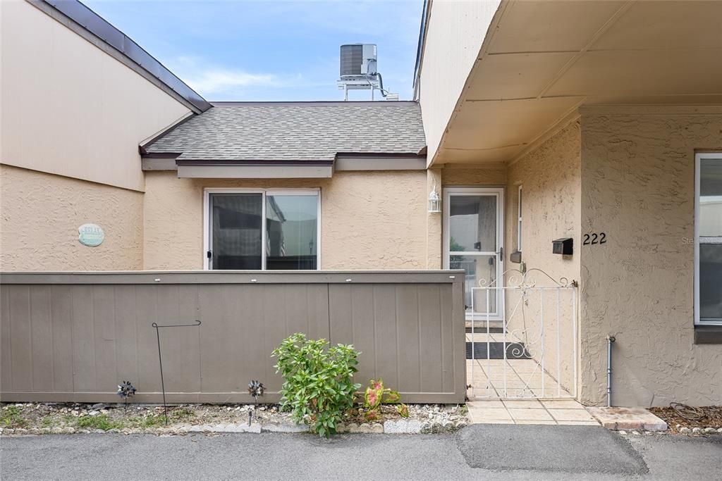 合同活跃: $195,000 (2 贝兹, 2 浴室, 1097 平方英尺)