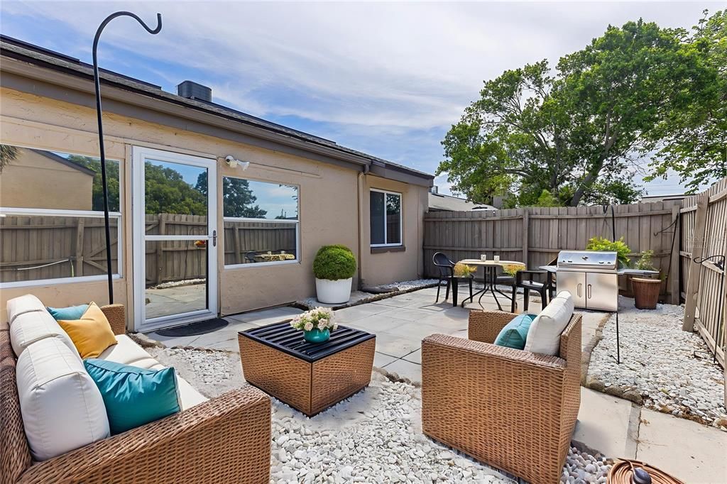 合同活跃: $195,000 (2 贝兹, 2 浴室, 1097 平方英尺)