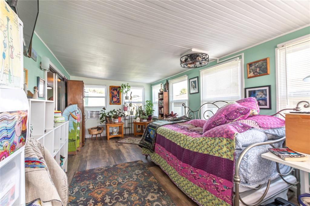 For Sale: $114,999 (2 beds, 2 baths, 960 Square Feet)