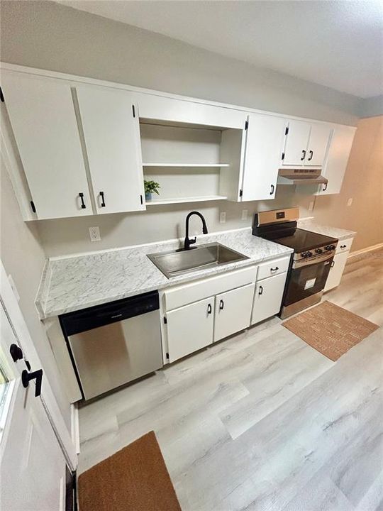 待售: $205,000 (4 贝兹, 2 浴室, 1911 平方英尺)