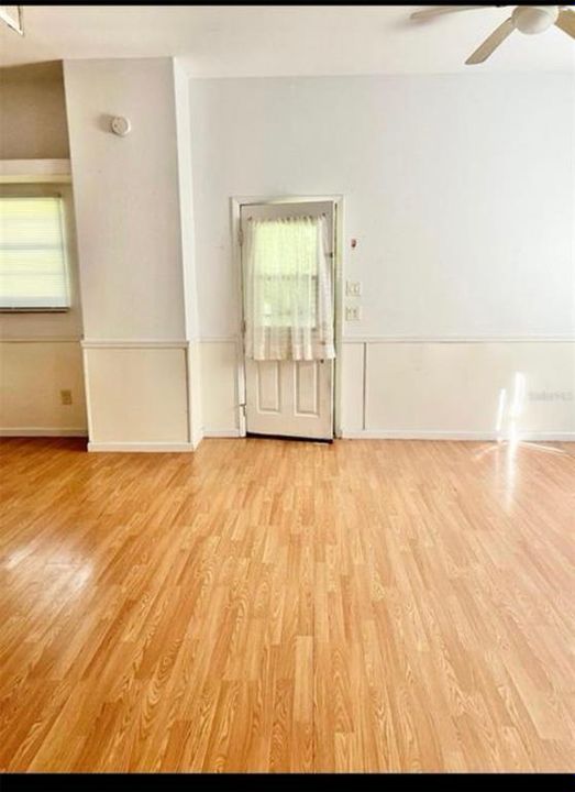 待售: $205,000 (4 贝兹, 2 浴室, 1911 平方英尺)