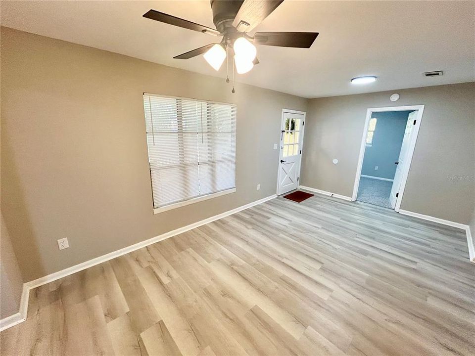 待售: $205,000 (4 贝兹, 2 浴室, 1911 平方英尺)