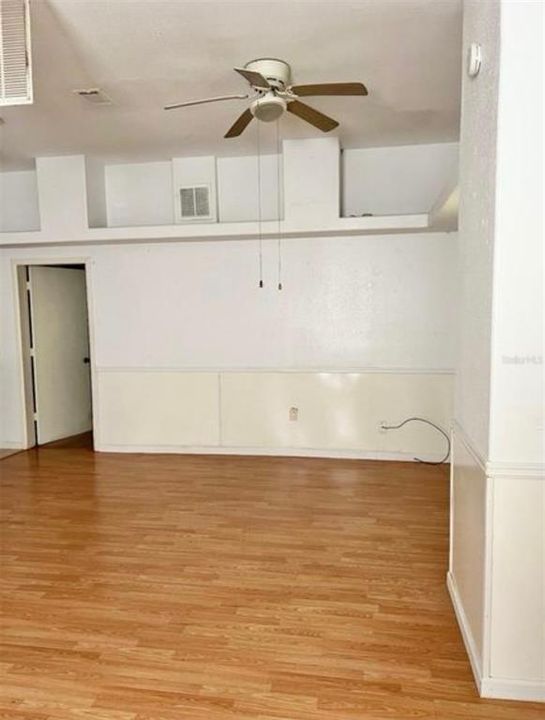 待售: $205,000 (4 贝兹, 2 浴室, 1911 平方英尺)