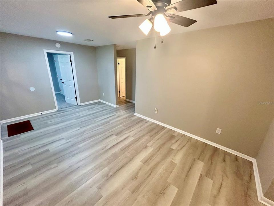 待售: $205,000 (4 贝兹, 2 浴室, 1911 平方英尺)