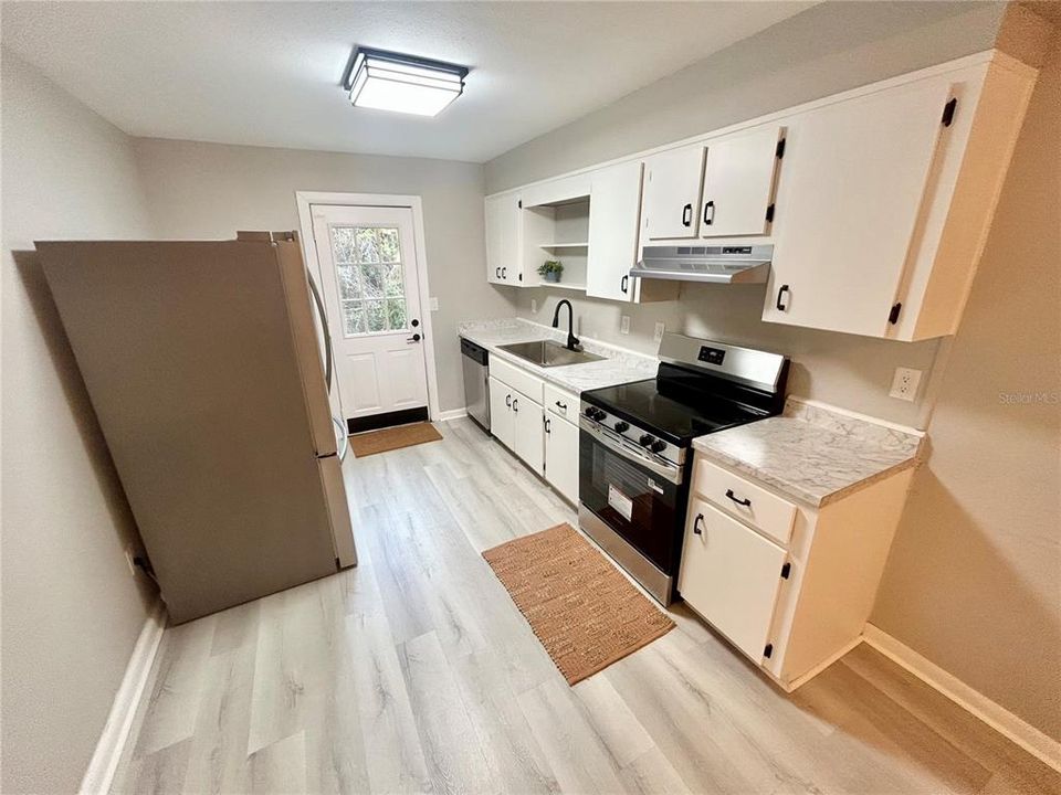 待售: $205,000 (4 贝兹, 2 浴室, 1911 平方英尺)