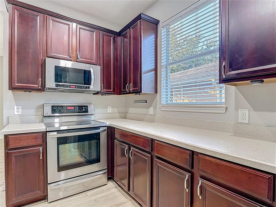 合同活跃: $419,714 (4 贝兹, 2 浴室, 2382 平方英尺)